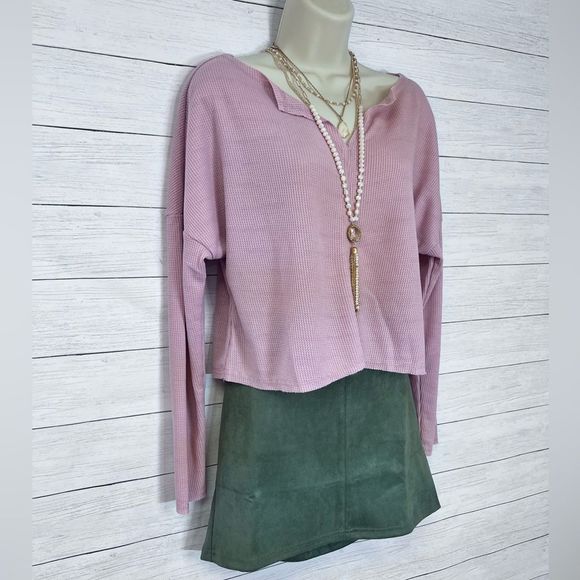 Boutique Brand Notch Collar Waffle Knit Lightweight Crop Top in Dusty Pink 💗 - Picture 4 of 10